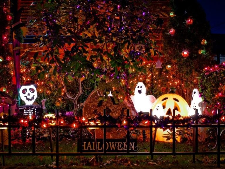 20+ Awesome Halloween Yard Displays In Omaha (2025)