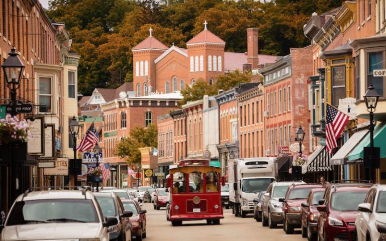 Stop At These 8 Charming Small Towns In Illinois