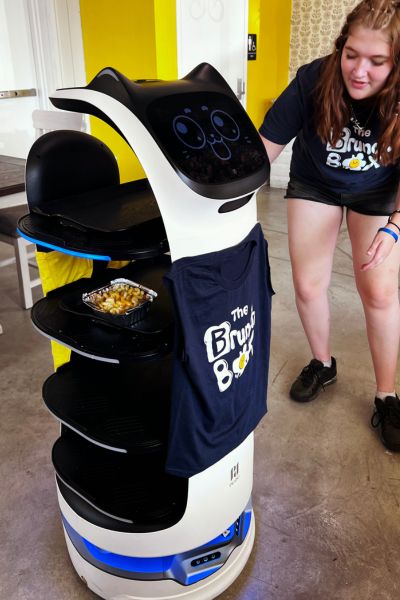 The robot at The Brunch Box brings food to diners' tables