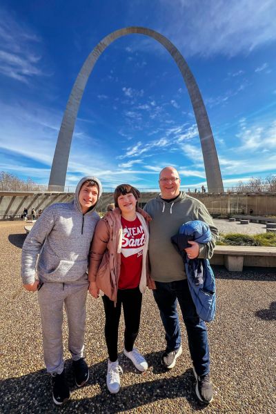 Family in front of the Gateway Arch